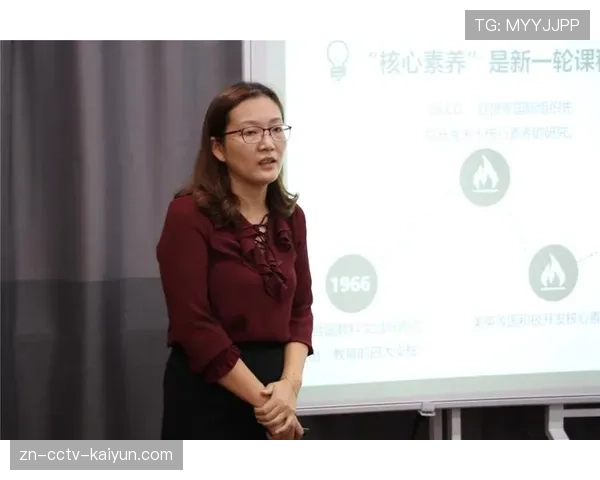 赛后更衣室，深圳队教练组紧急研究季后赛对手录像